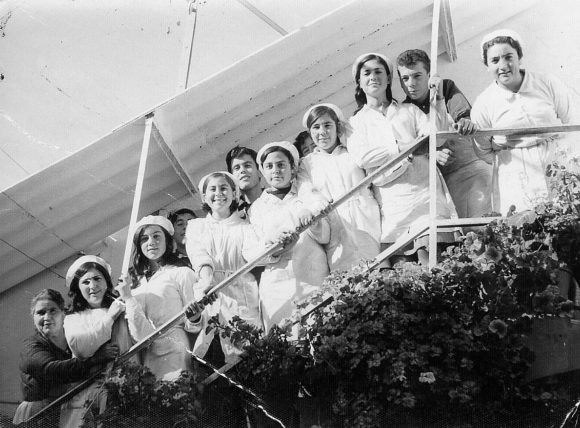 Grupo de mujeres a la salida de una fábrica de mazapán
