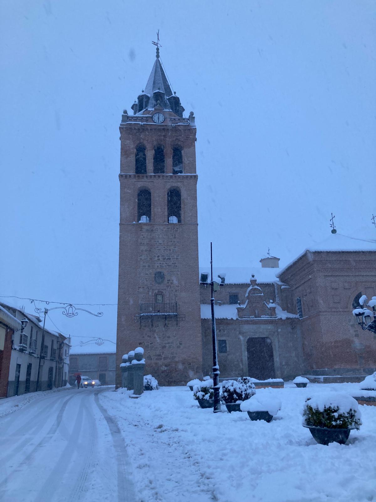 Torre de la iglesia nevada